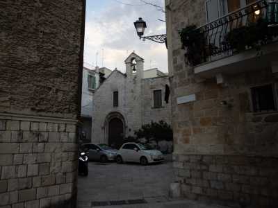 ...costeggiamo l�entrata di Santa Chiara...